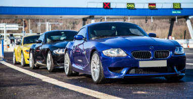 Luxuslimousine und Sportwagen auf der Straße – Autoexport aus Lippstadt Luxuslimousine und Sportwagen auf der Straße – Autoexport aus Lippstadt